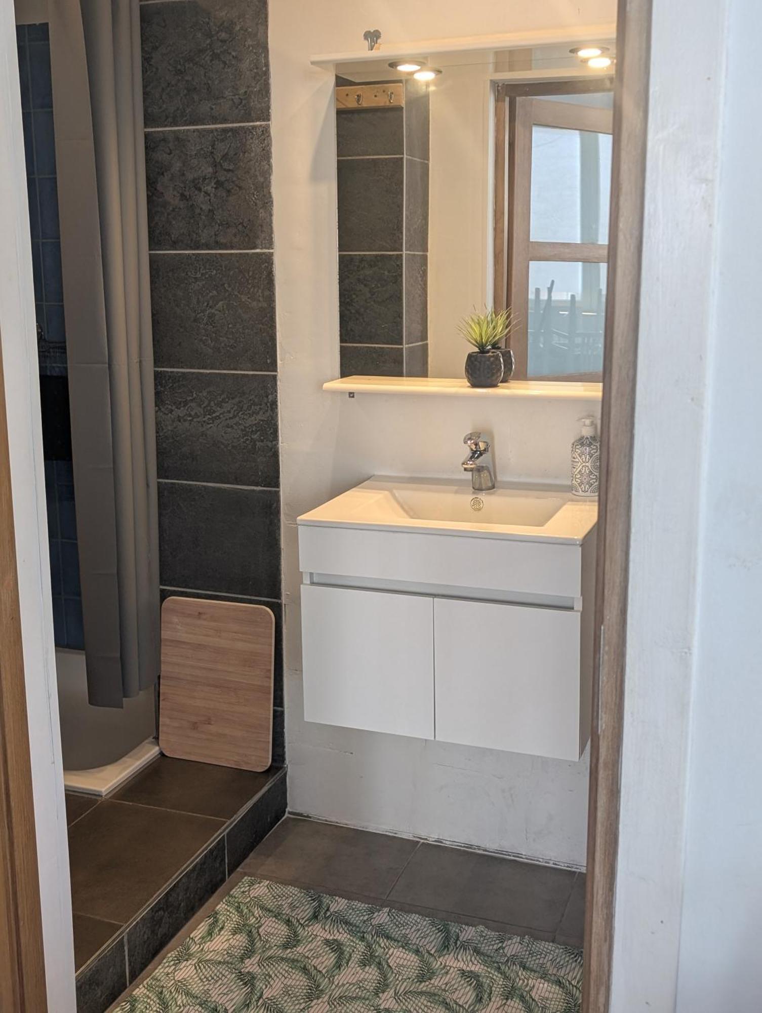 Appartement Spacieux Avec Parking Et Terrasse دي بان المظهر الخارجي الصورة