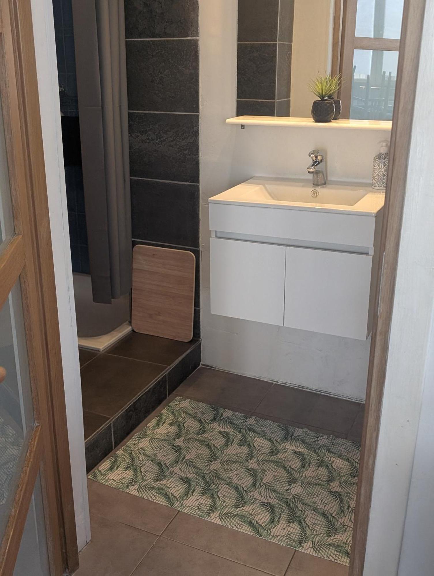 Appartement Spacieux Avec Parking Et Terrasse دي بان المظهر الخارجي الصورة